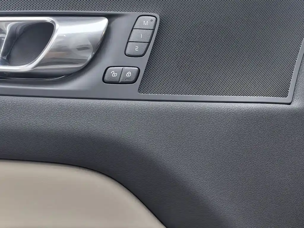 Volvo XC60 2025 — фото 16
