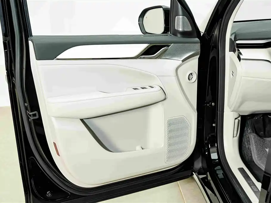 Volvo EM90 2025 — фото 17