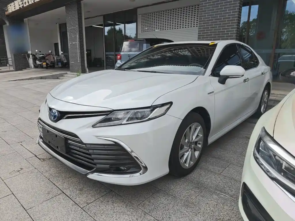 Toyota Camry 2022 — фото 1