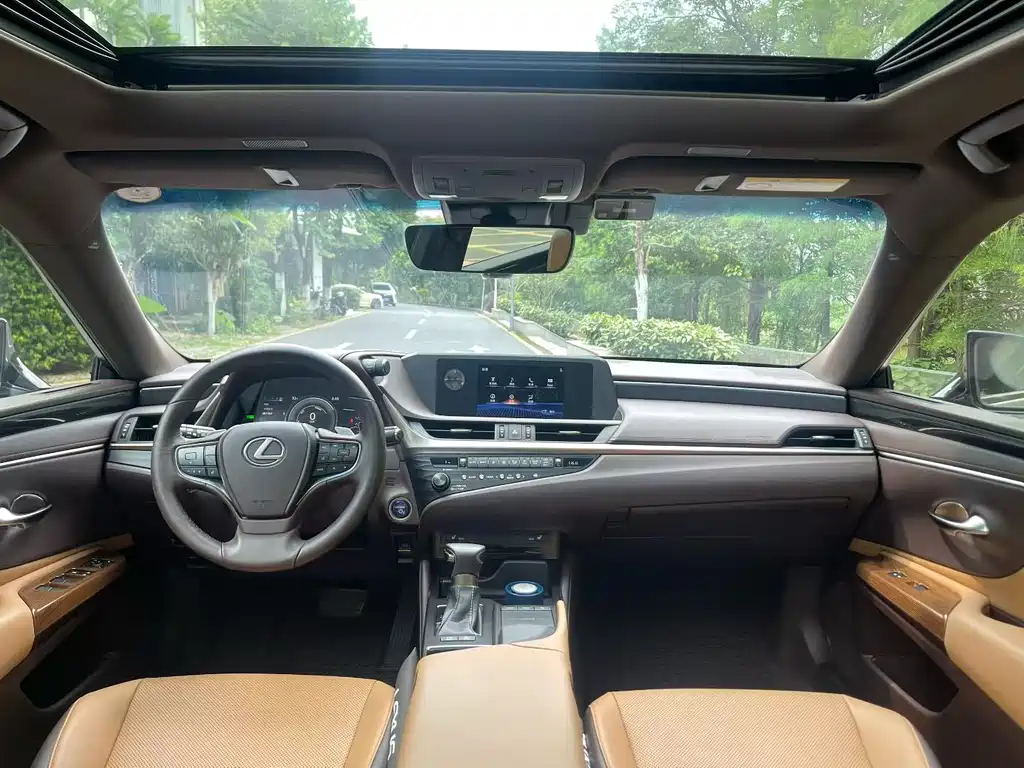 Lexus ES 2019 — фото 10