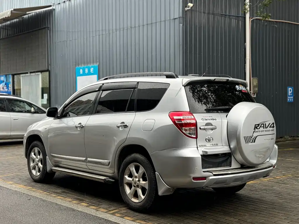 Toyota RAV4 2011 — фото 15
