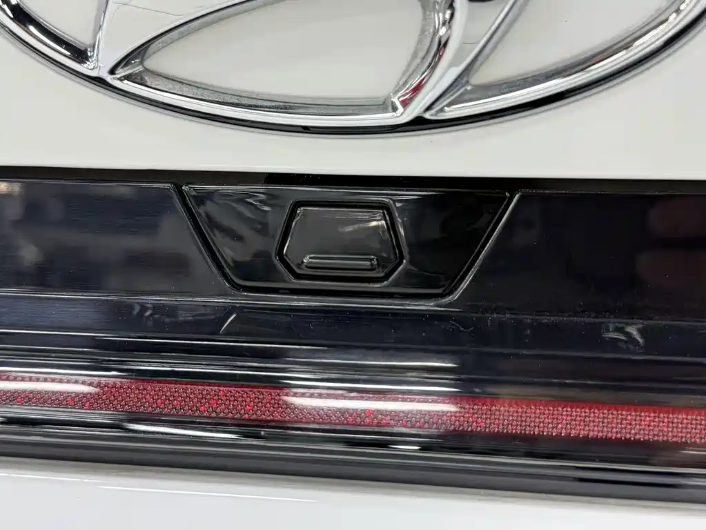 Hyundai Elantra 2023 — фото 23