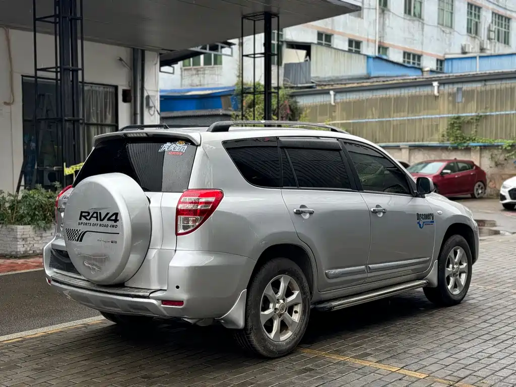 Toyota RAV4 2011 — фото 13