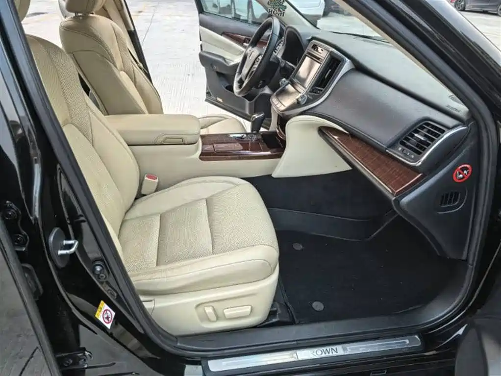 Toyota Crown 2016