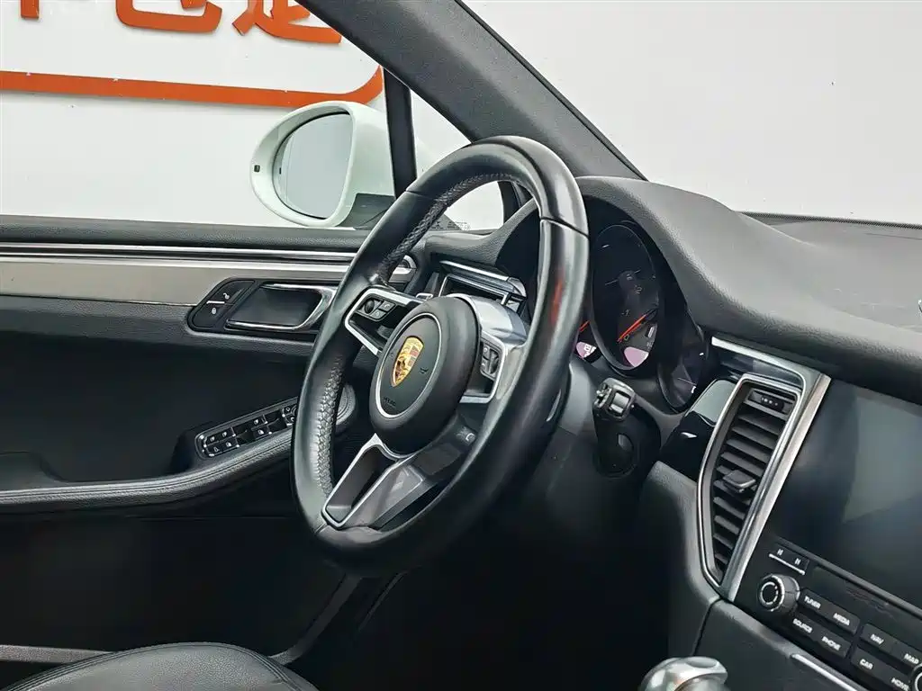 Porsche Macan 2017 — фото 22