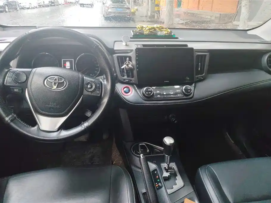 Toyota RAV4 2017 — фото 12