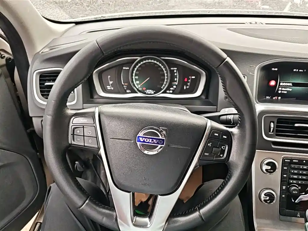Volvo S60 2018 — фото 11