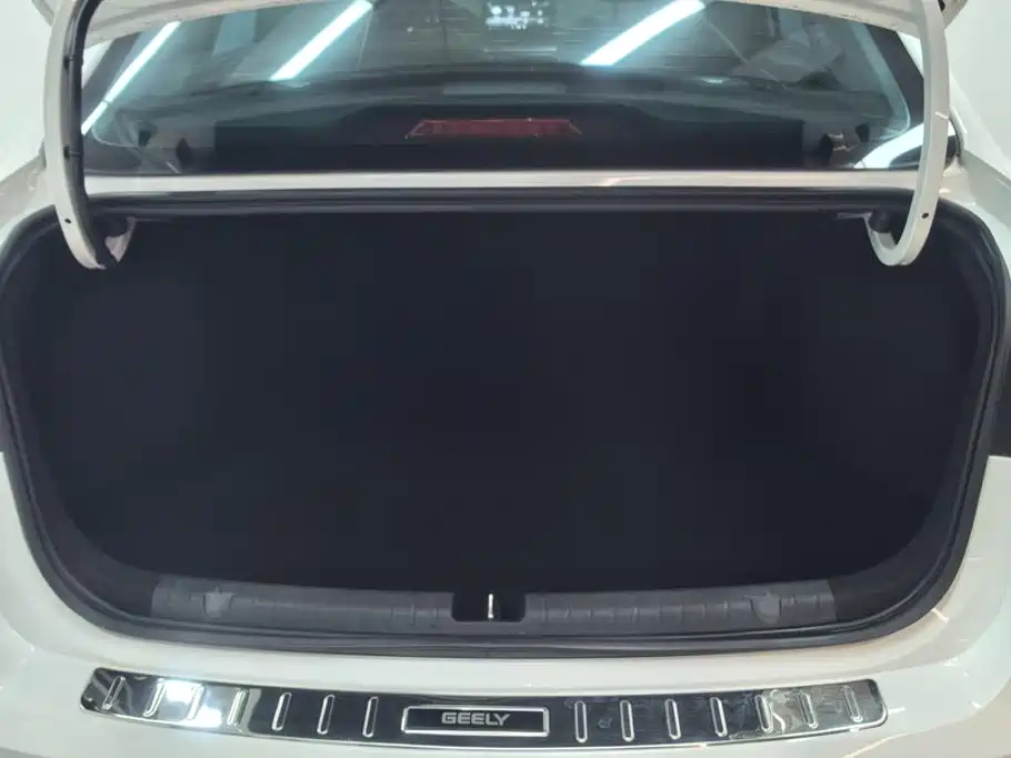 Geely Emgrand 2022