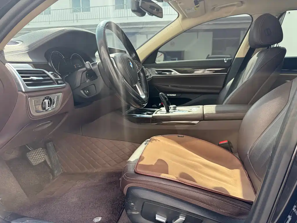 BMW 7 Series 2017 — фото 11