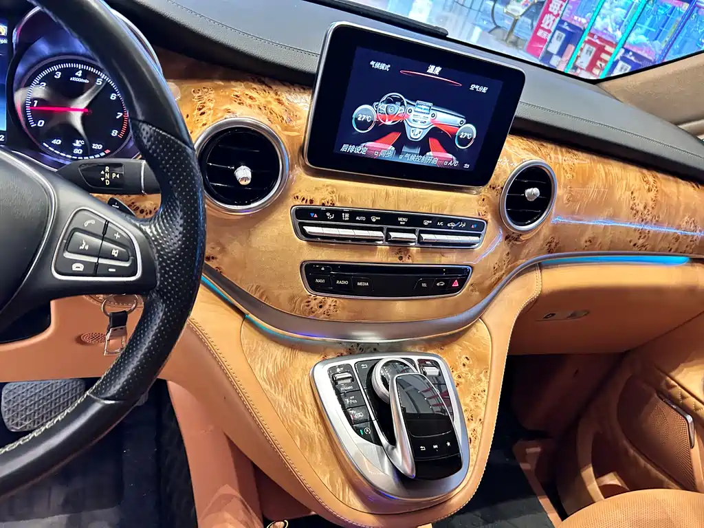 Mercedes-Benz V-Class 2020 — фото 18