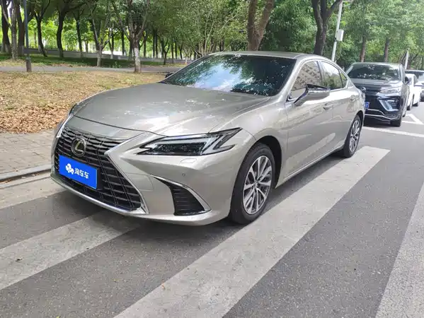 Lexus ES 2025