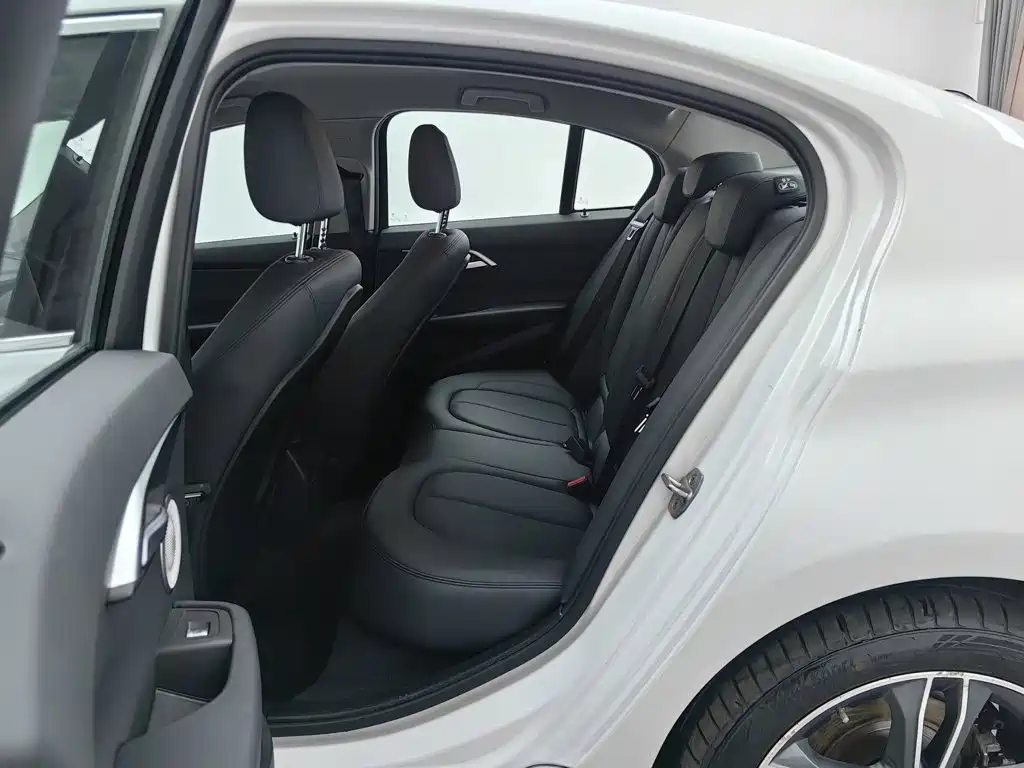 BMW 1 Series 2023 — фото 15