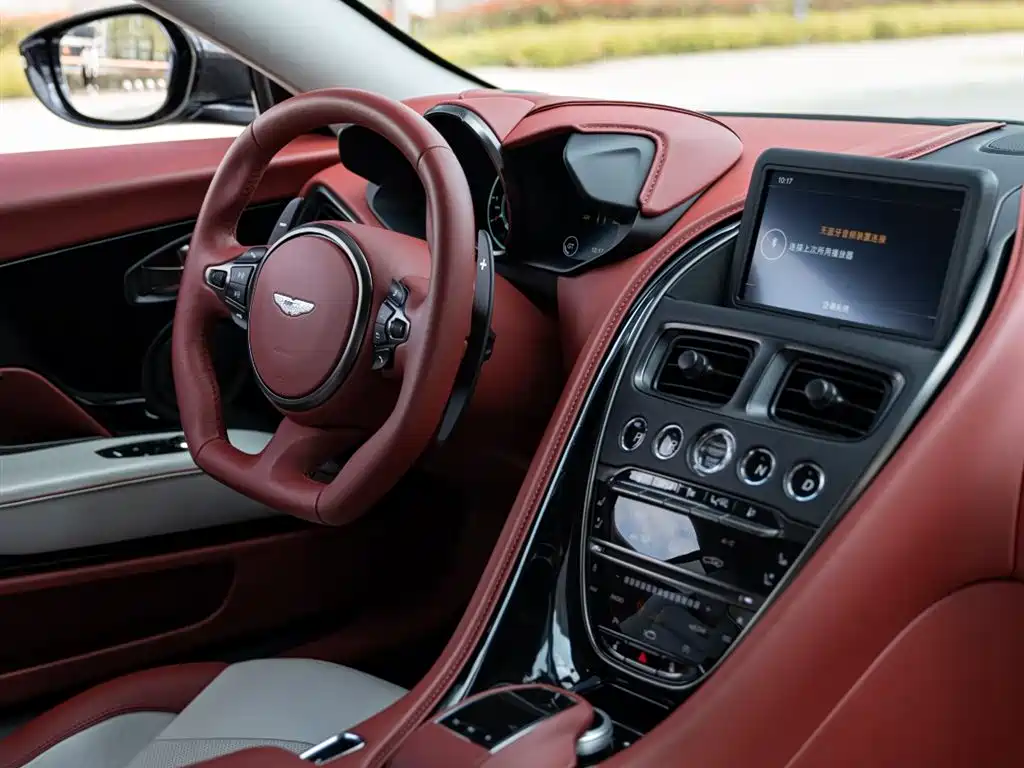 Aston Martin DBS 2019 — фото 10
