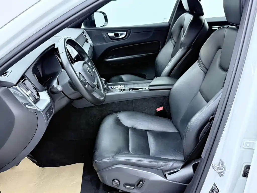 Volvo XC60 2021 — фото 8