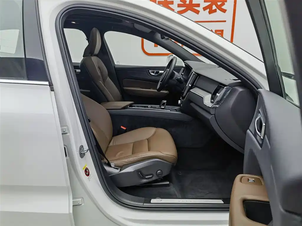 Volvo XC60 2023 — фото 23