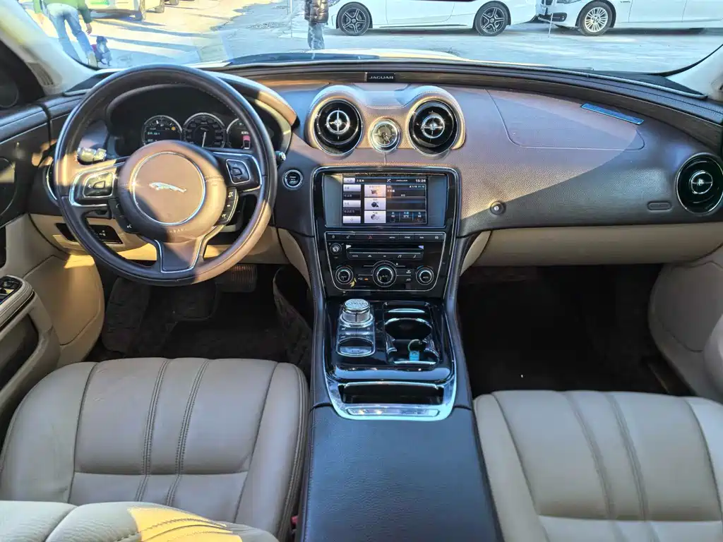 Jaguar XJ 2014 — фото 10