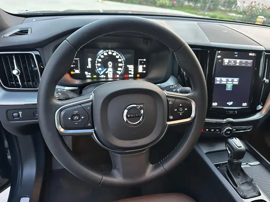 Volvo XC60 2020 — фото 11