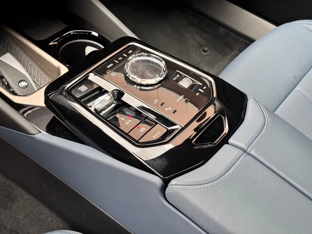 BMW 5 Series 2025 — фото 10