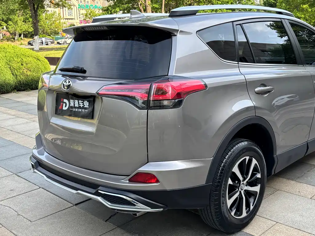 Toyota RAV4 2019 — фото 8