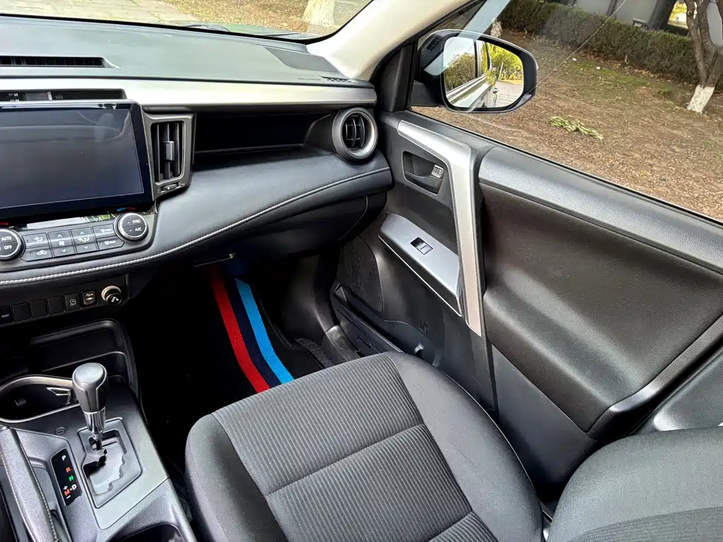 Toyota RAV4 2019 — фото 14