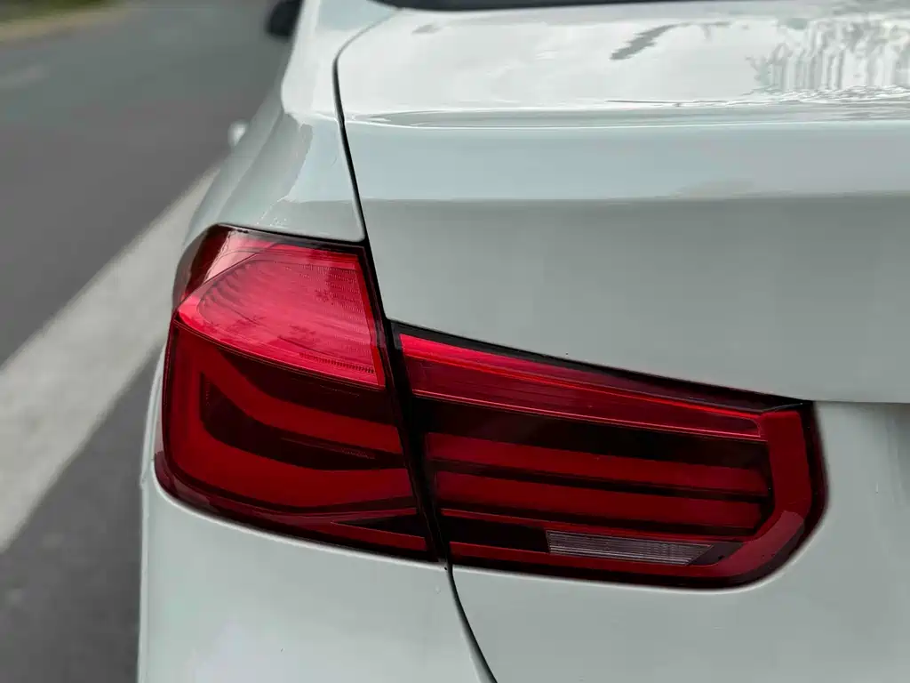 BMW 3 Series 2017 — фото 19