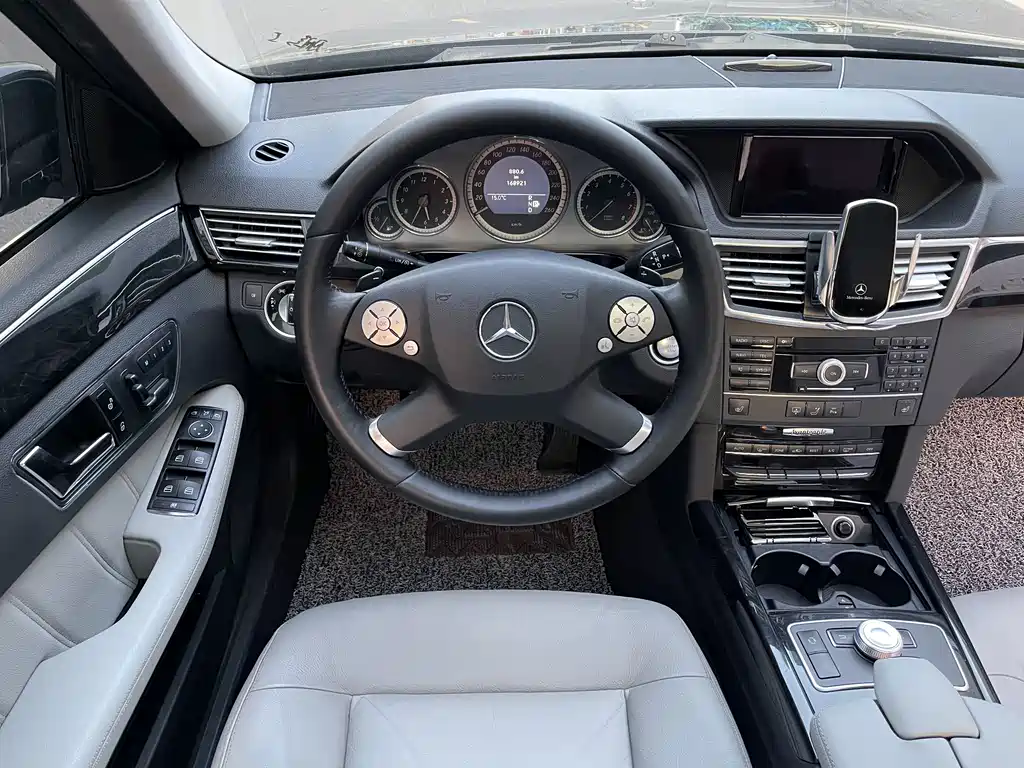 Mercedes-Benz E-Class 2011 — фото 11