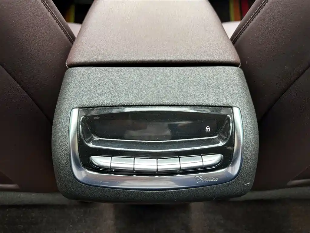 Cadillac XT6 2022 — фото 16