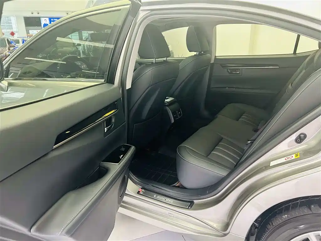 Lexus ES 2017 — фото 23