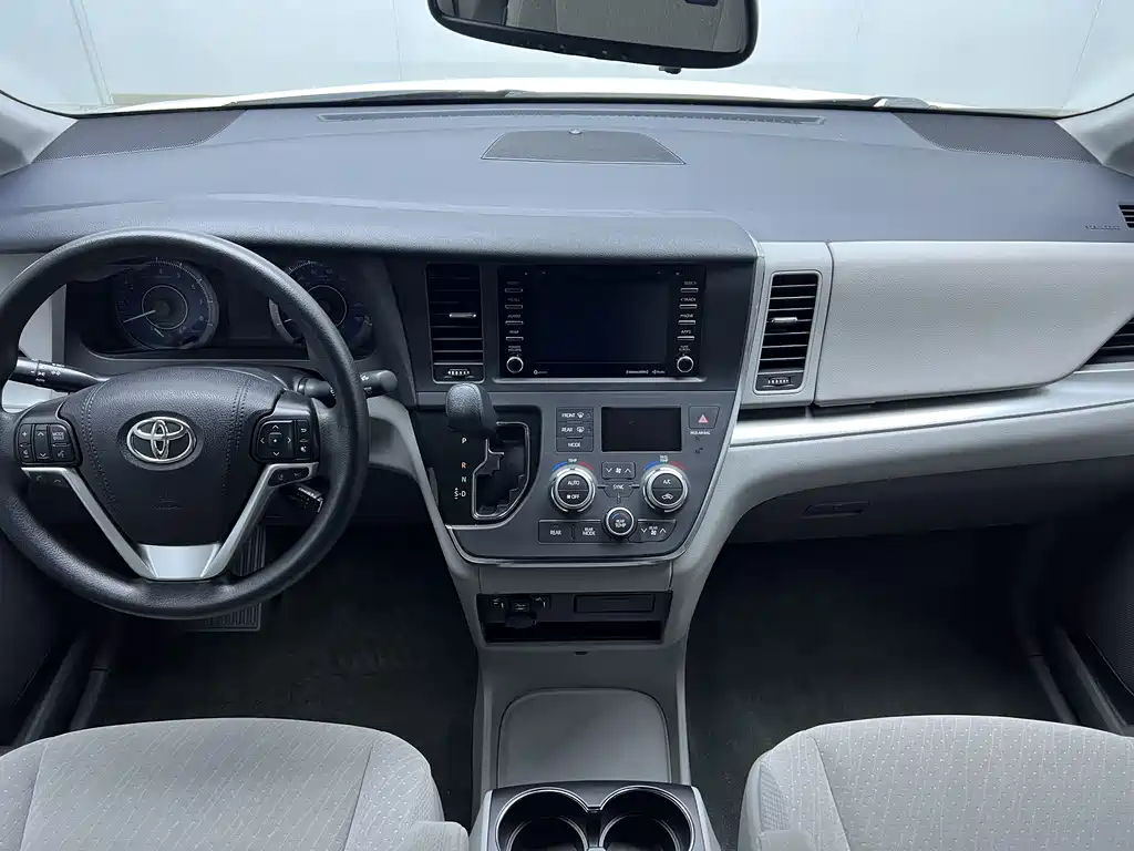 Toyota Sienna 2019 — фото 19