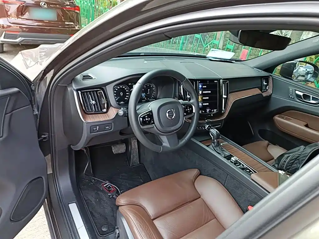 Volvo XC60 2020 — фото 10