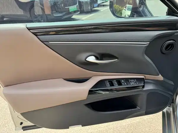 Lexus ES 2023