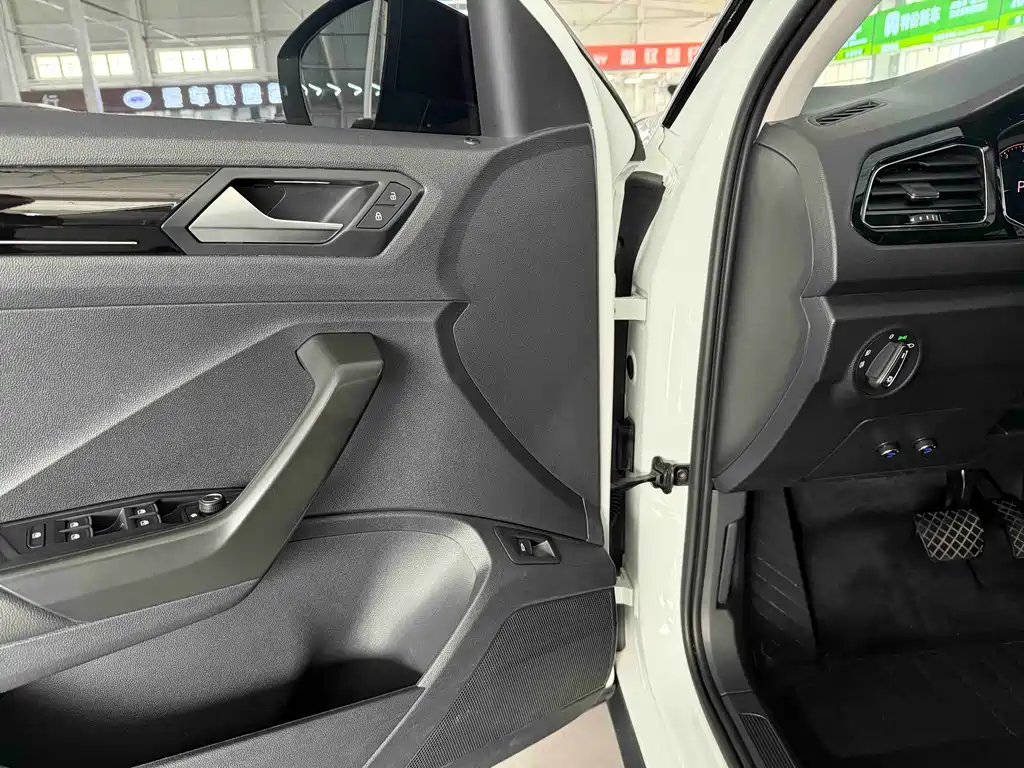 Volkswagen T-Roc 2023 — фото 10
