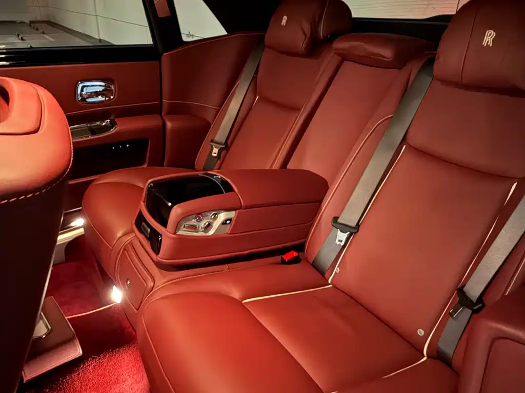 Rolls-Royce Ghost 2018 — фото 11