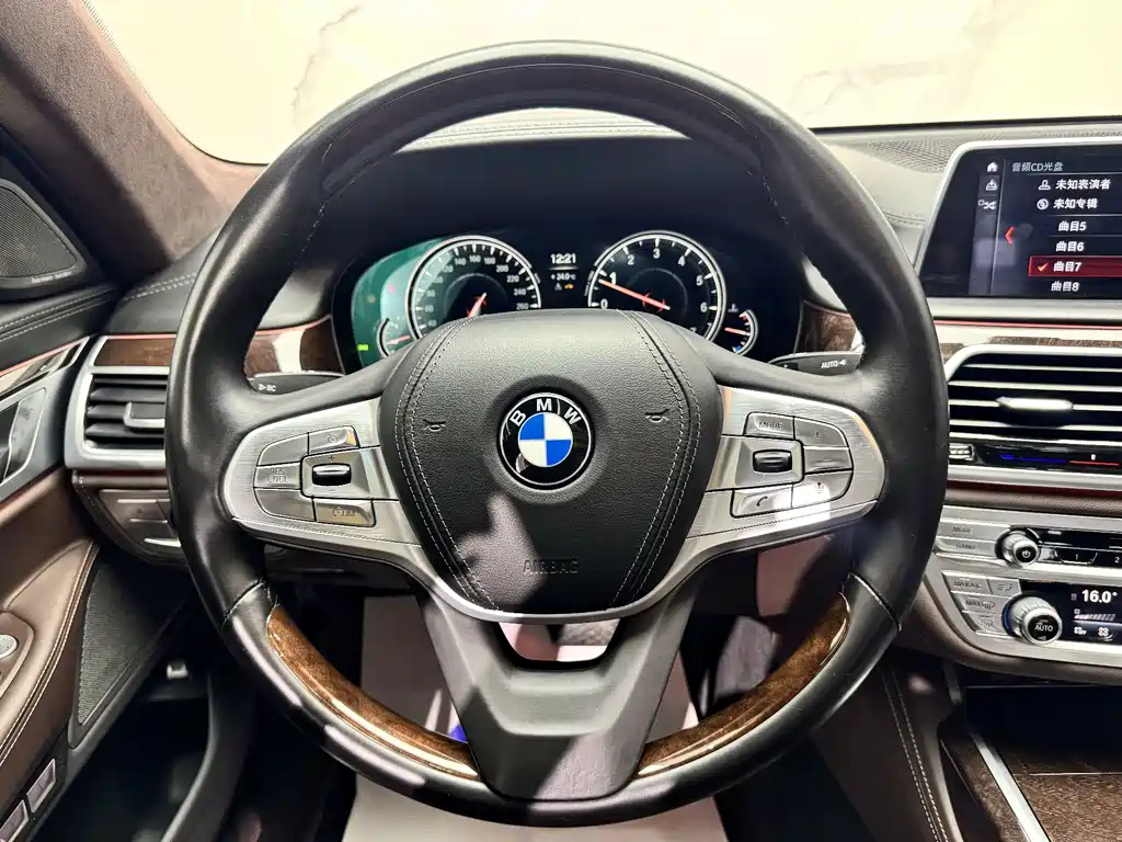 BMW 7 Series 2017 — фото 13
