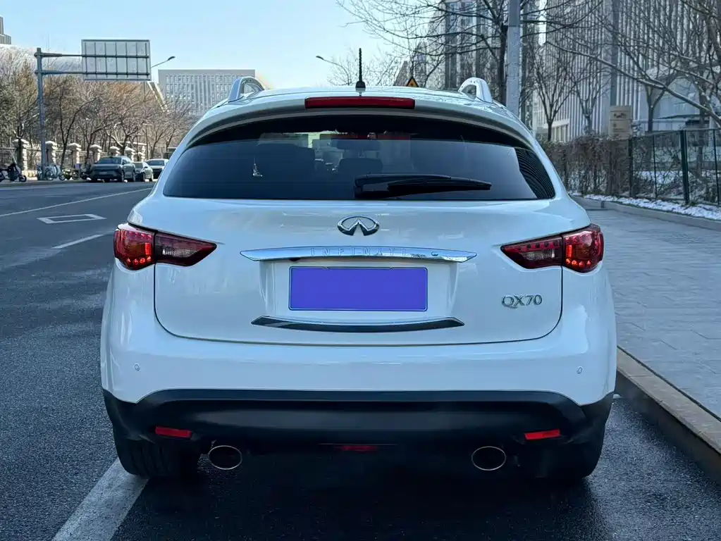 Infiniti QX70 2015 — фото 18