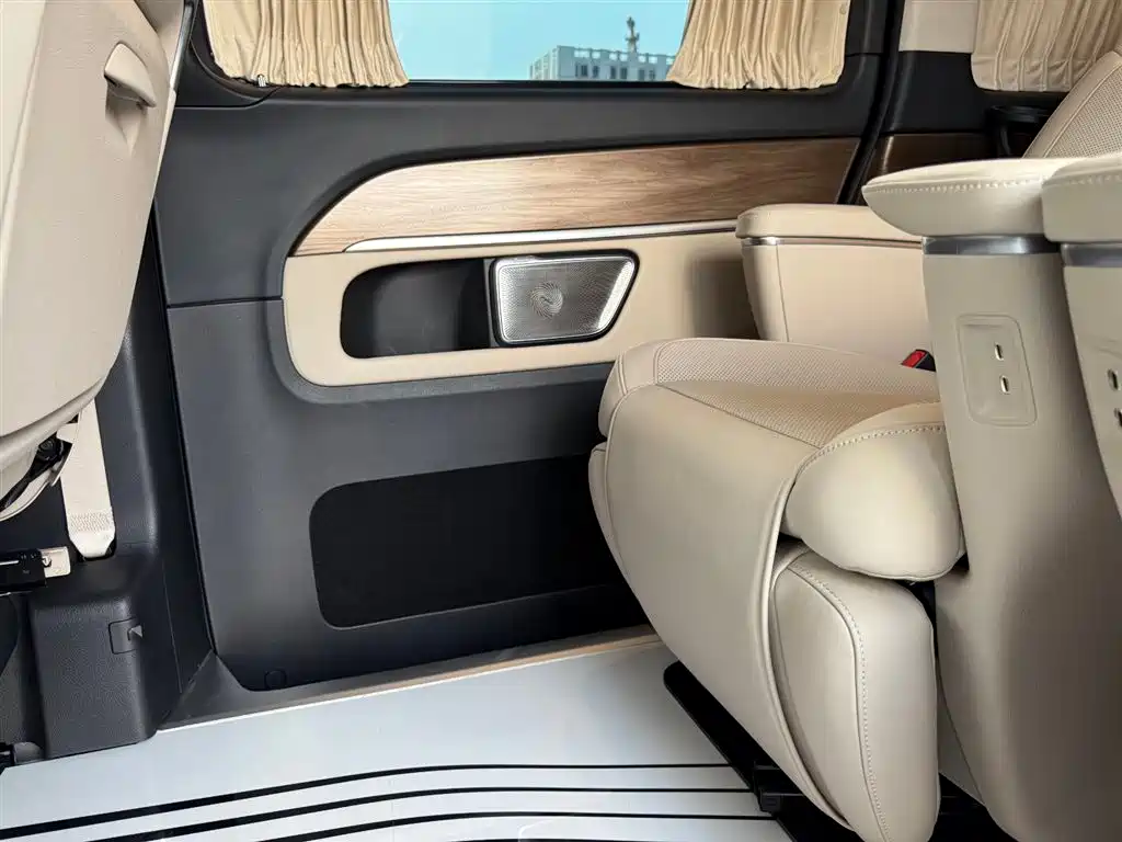 Mercedes-Benz V-Class 2023 — фото 26