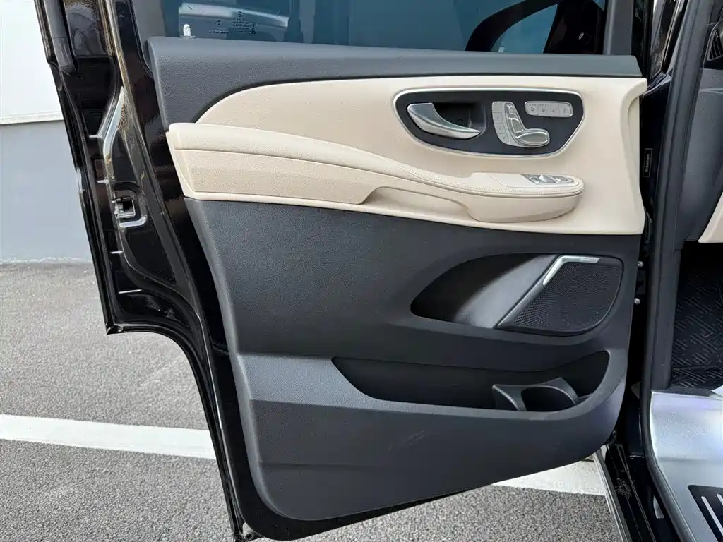 Mercedes-Benz V-Class 2023 — фото 14