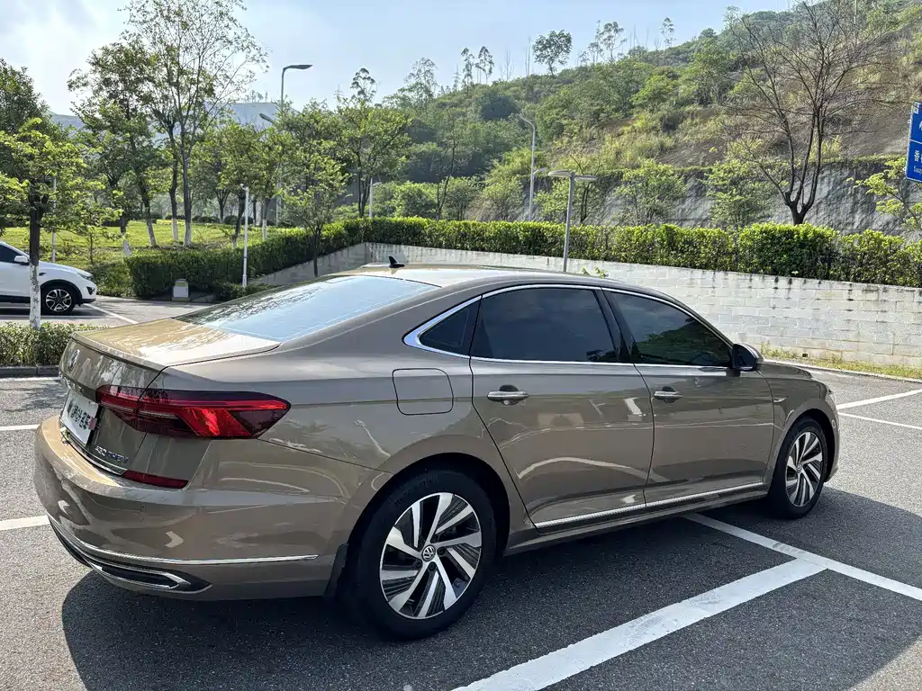 Volkswagen Passat Plug-In Hybrid 2019 — фото 12