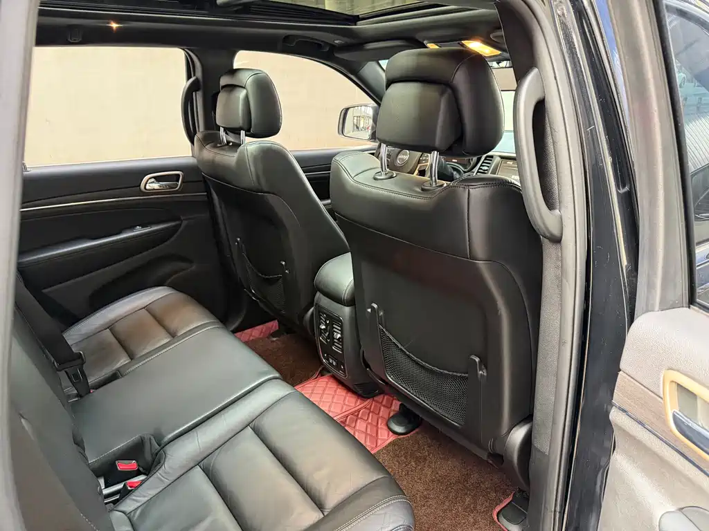 Jeep Grand Cherokee 2018 — фото 10