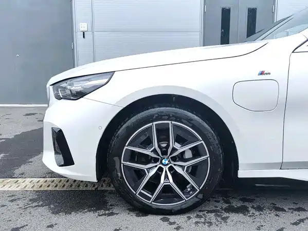 BMW i5 2025