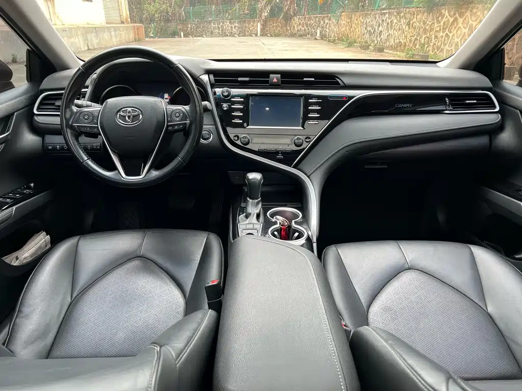 Toyota Camry 2018 — фото 5