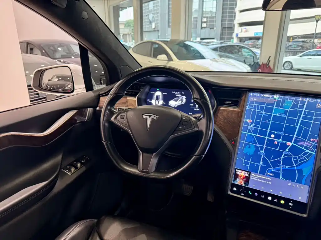 Tesla Model X 2018 — фото 11