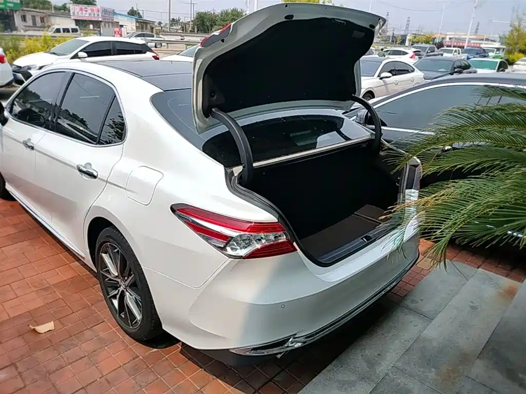 Toyota Camry 2023 — фото 19