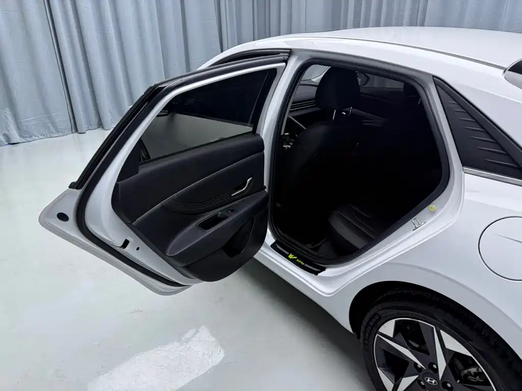 Hyundai Elantra 2022 — фото 12