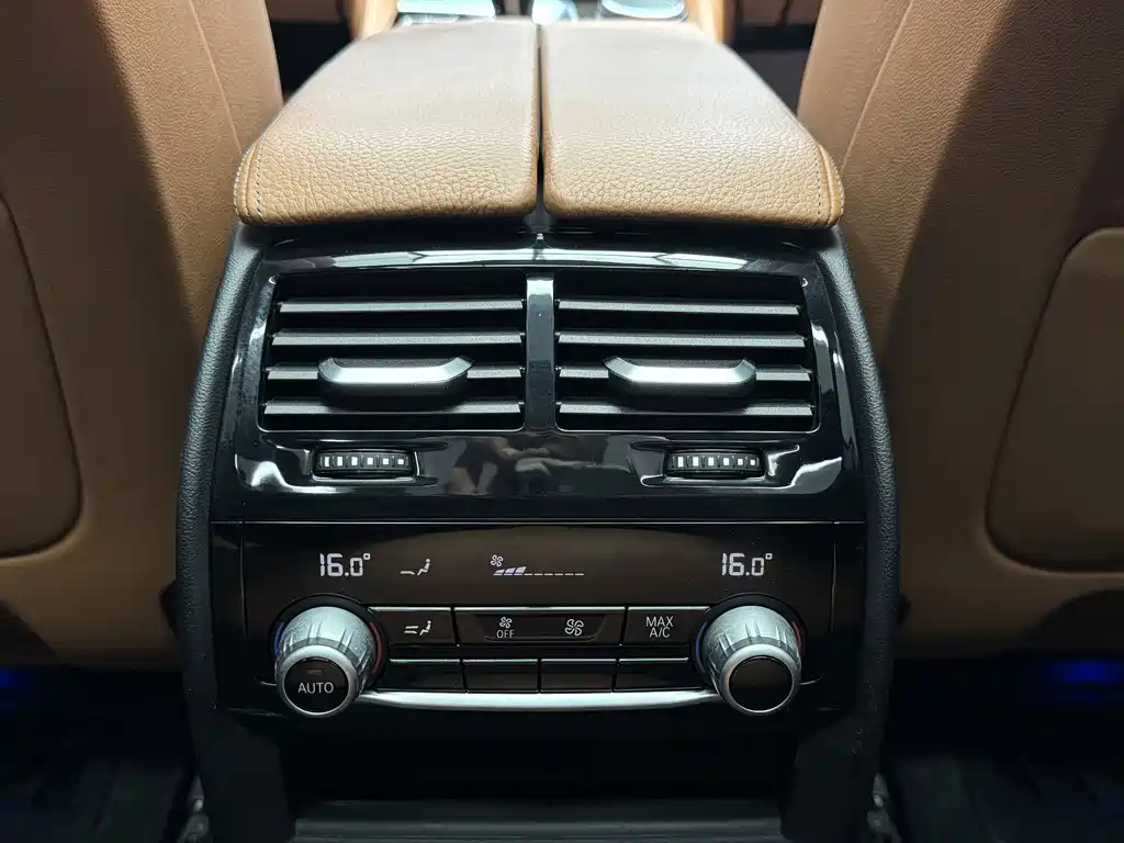 BMW 5 Series 2020 — фото 19