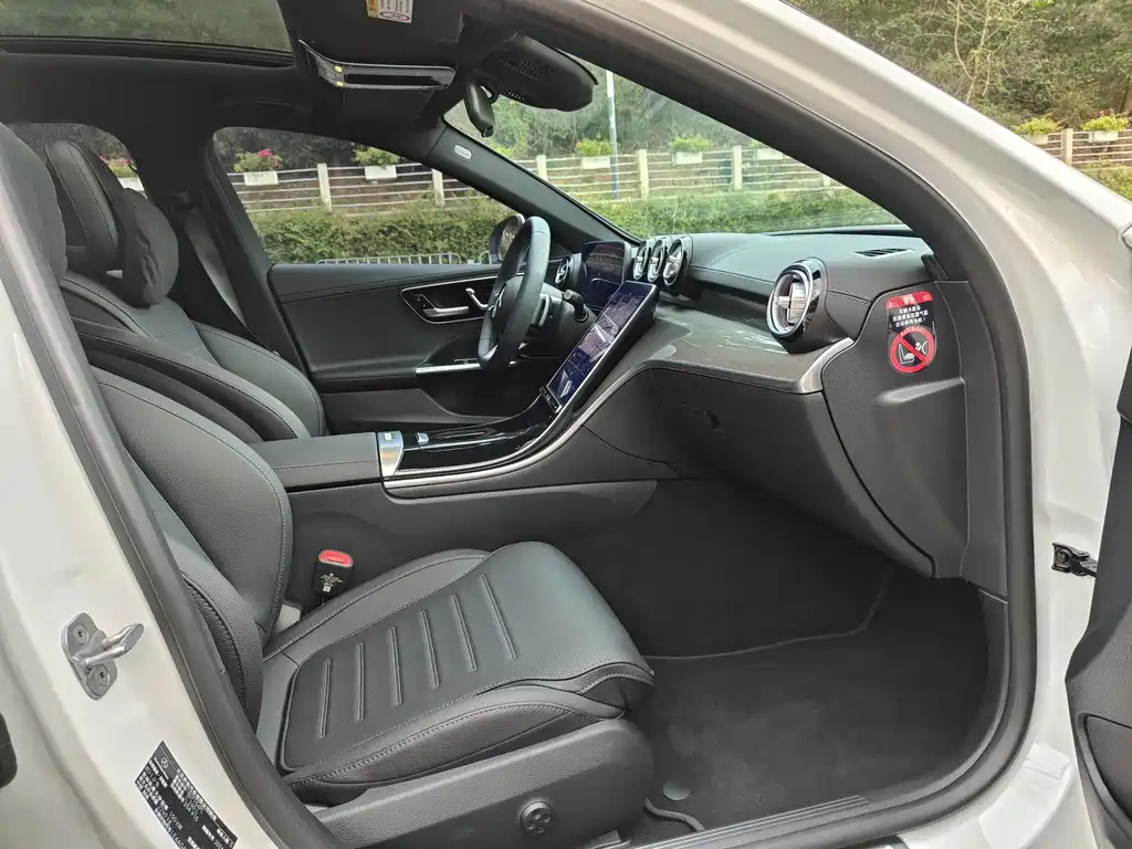 Mercedes-Benz C-Class 2025 — фото 12