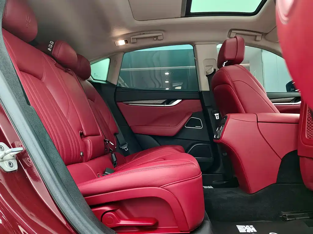 Maserati Levante 2017 — фото 16