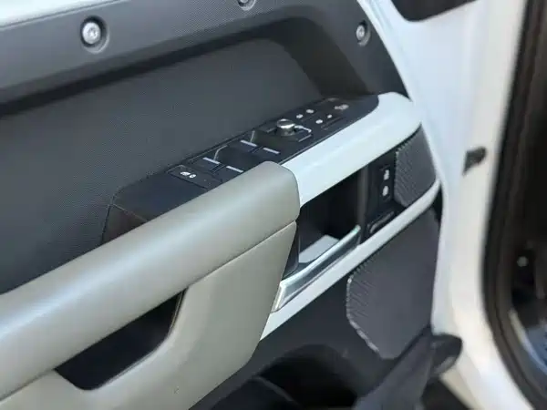 Land Rover Defender 2021