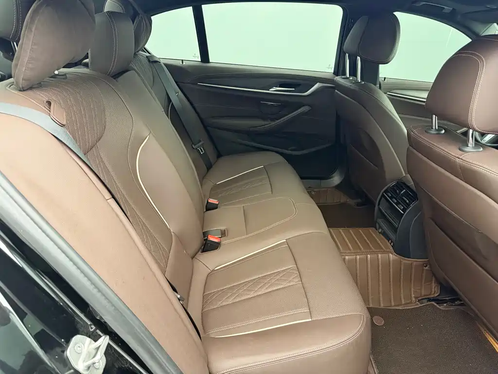 BMW 5 Series 2023 — фото 13