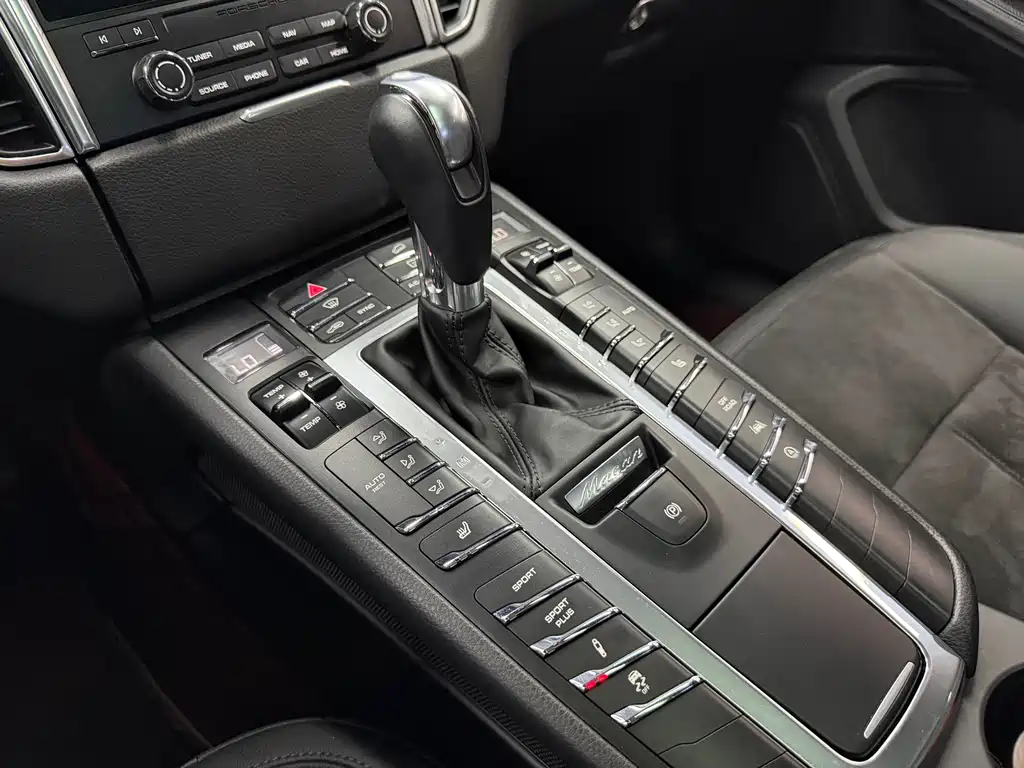 Porsche Macan 2017 — фото 18